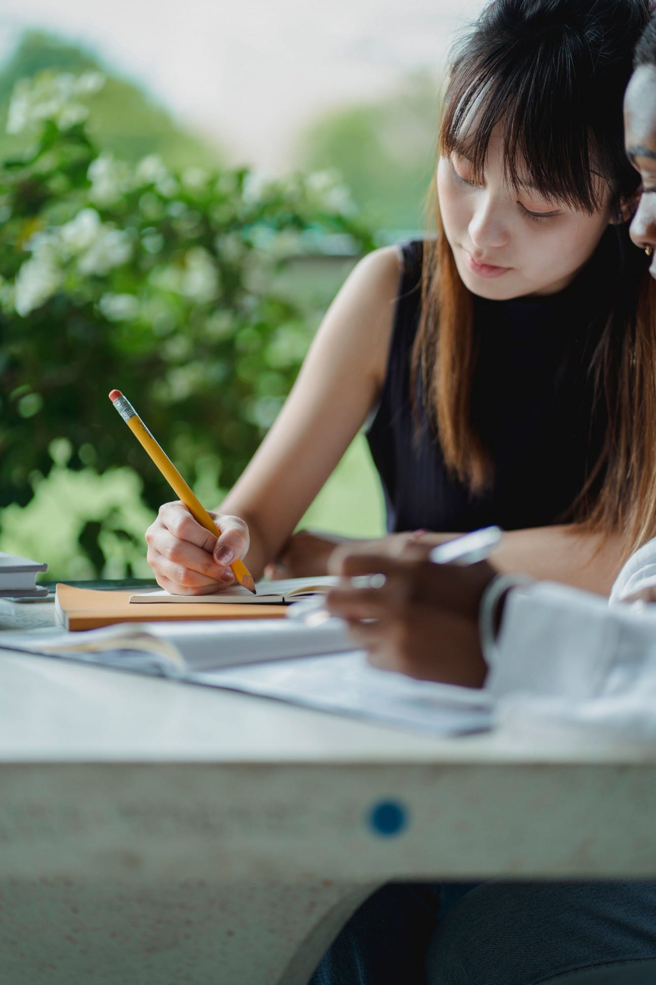 En student som skriver i sin anteckningsbok